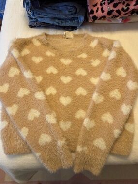 Fuzzy Heart-Print Crewneck Sweater in Tan and Cream